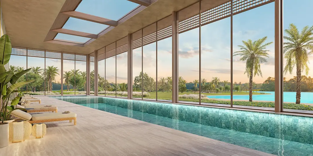 Piscina coberta do wellness center, com vista para a praia da lagoa