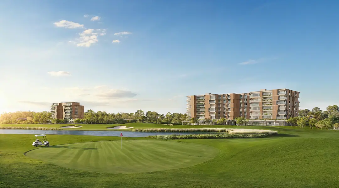 Edifícios do Vista Riviera debruçados sobre o green do golfe